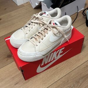 Nike Court Legacy Lift Sneakers